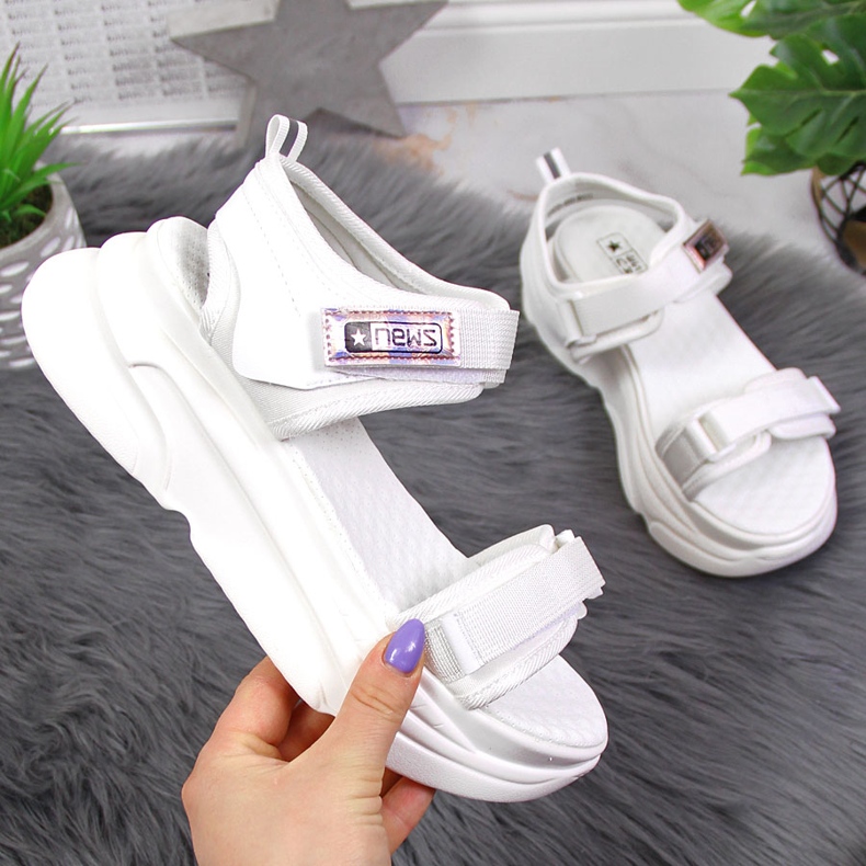 News Sandales blanches pour femmes sur la plateforme de sport 1