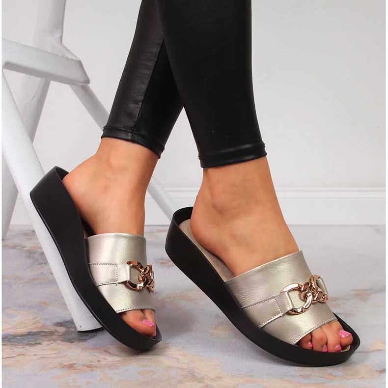 Chaussons femme en cuir avec chaîne dorée Filippo 1