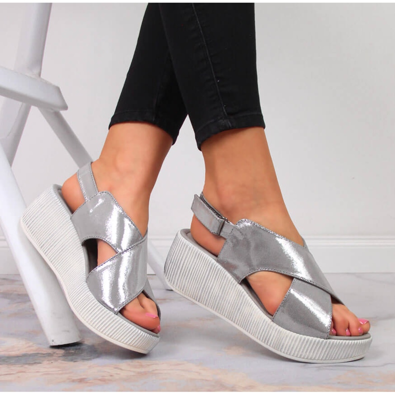 Sandales en cuir pour femme sur talon compensé argenté Dolce Pietro 1 Sandales en cuir pour femme sur talon compensé argenté Dolce Pietro 1