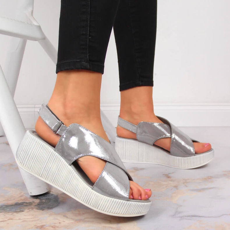 Sandales en cuir pour femme sur talon compensé argenté Dolce Pietro 2 Sandales en cuir pour femme sur talon compensé argenté Dolce Pietro 2