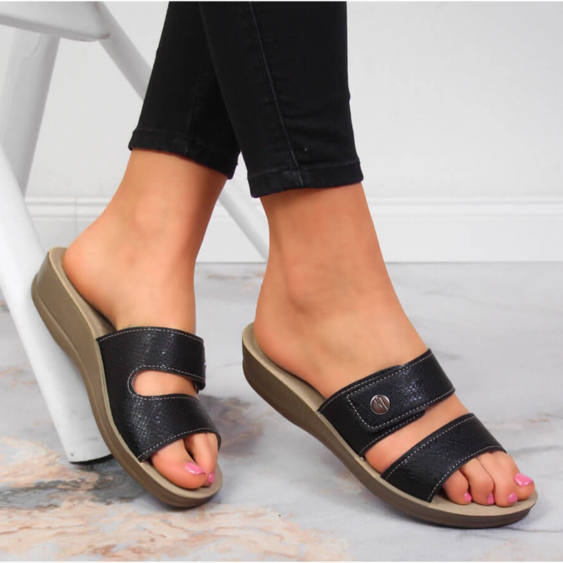 Chaussons velcro noirs femme Inblu noirs 1