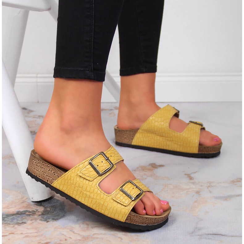 Chaussons femme Inblu jaune à boucles 1