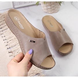 Chaussons femme en cuir sur semelle compensée Helios 105 beige 1 Chaussons femme en cuir sur semelle compensée Helios 105 beige 1