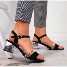 Sandales noires et argentées sur le poteau par Sergio Leone le noir 2