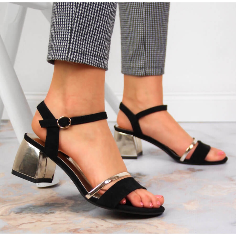 Sandales noires et dorées sur le poteau de Sergio Leone 2