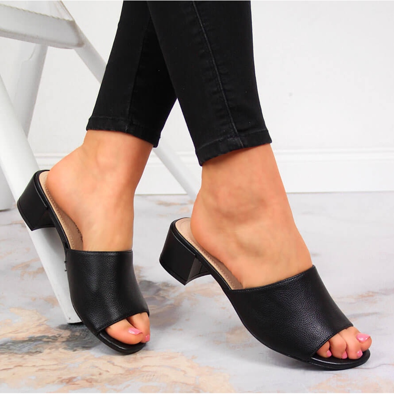 Chaussons noirs pour femmes sur un bloc par Sergio Leone 1