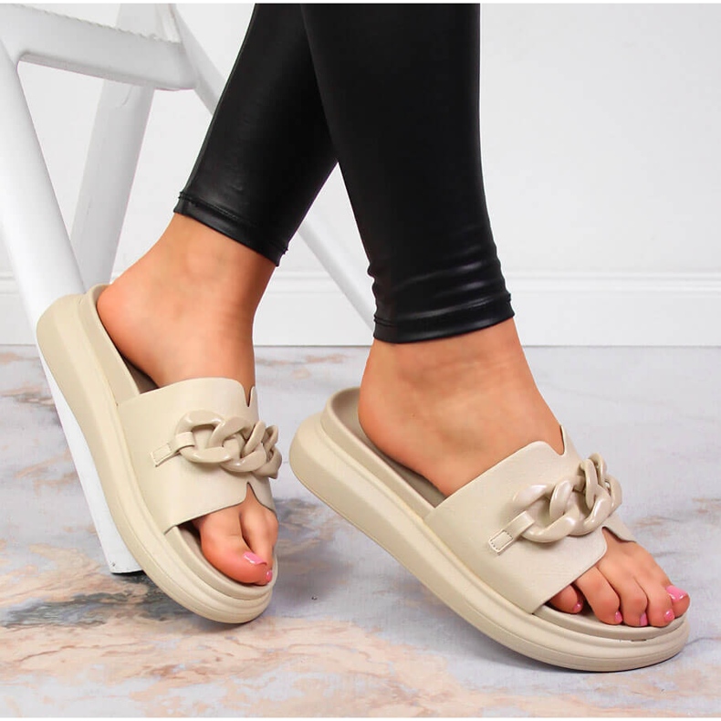 Chaussons compensés Laura La.Fi beiges avec chaîne 2 Chaussons compensés Laura La.Fi beiges avec chaîne 2