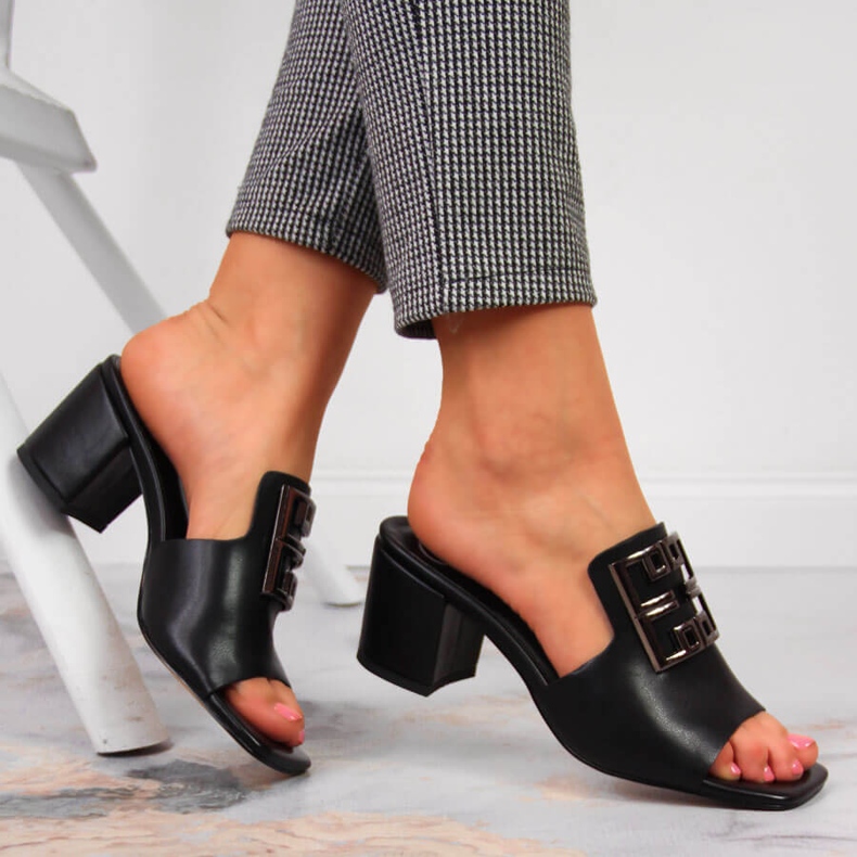 Pantoufles en cuir pour femmes sur le poteau Filippo noir le noir 2