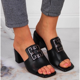 Pantoufles en cuir pour femmes sur le poteau Filippo noir 1