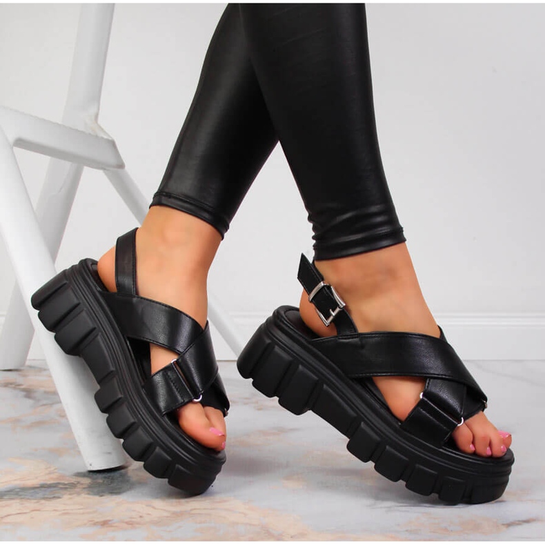 Sandales pour femmes sur la plateforme Jezzi noire 1