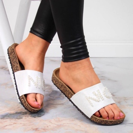 Chaussons femme blancs avec perles eVento 1