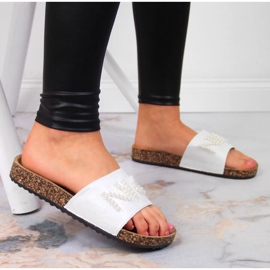 Chaussons femme blancs avec perles eVento blanche 2 Chaussons femme blancs avec perles eVento blanche 2