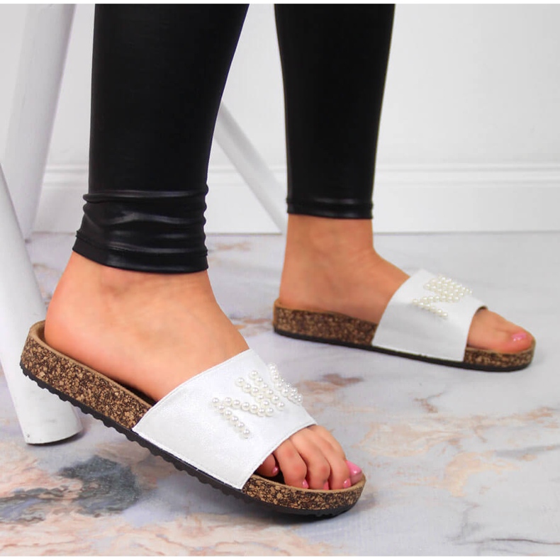Chaussons femme blancs avec perles eVento 2