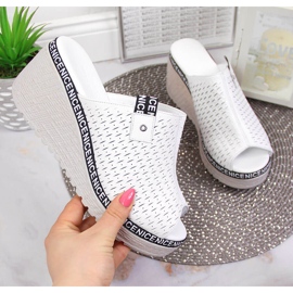 Chaussons en cuir pour femmes sur un coin blanc Artiker blanche 2 Chaussons en cuir pour femmes sur un coin blanc Artiker blanche 2