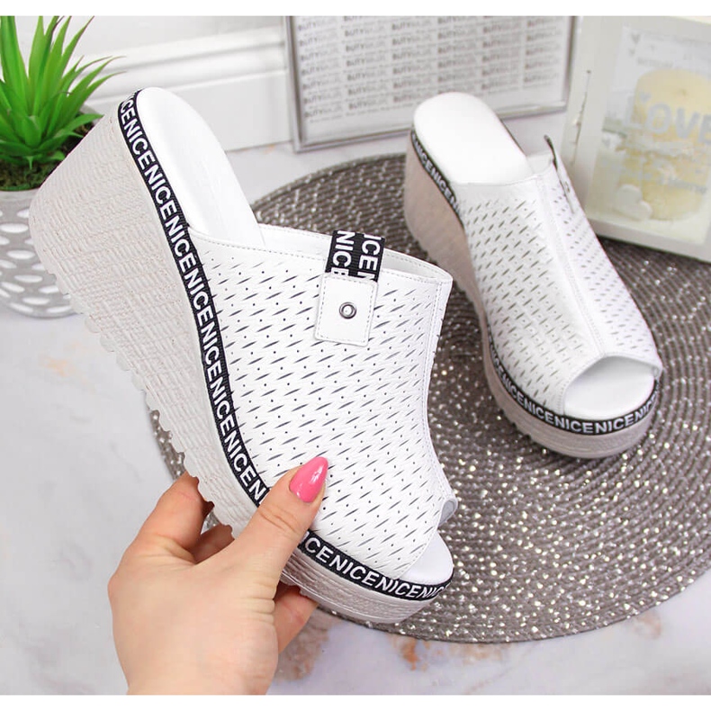 Chaussons en cuir pour femmes sur un coin blanc Artiker blanche 2 Chaussons en cuir pour femmes sur un coin blanc Artiker blanche 2