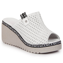 Chaussons en cuir pour femmes sur un coin blanc Artiker blanche 1