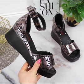 Sandales en cuir pour femme avec talon compensé Artiker métallisé argent gris 1 Sandales en cuir pour femme avec talon compensé Artiker métallisé argent gris 1