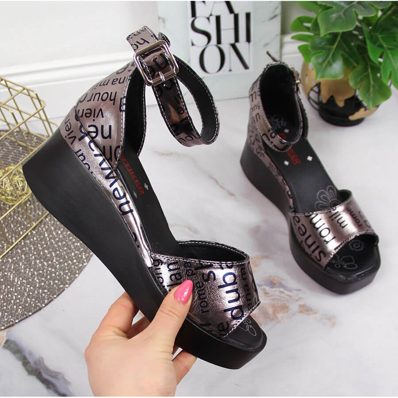 Sandales en cuir pour femme avec talon compensé Artiker métallisé argent gris 1 Sandales en cuir pour femme avec talon compensé Artiker métallisé argent gris 1