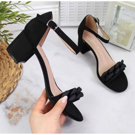 Sandales pour femmes Filippo noires sur un poteau avec une chaîne 1