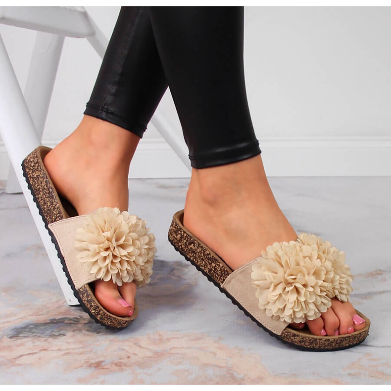 Chaussons femme Jezzi beiges avec une fleur 1
