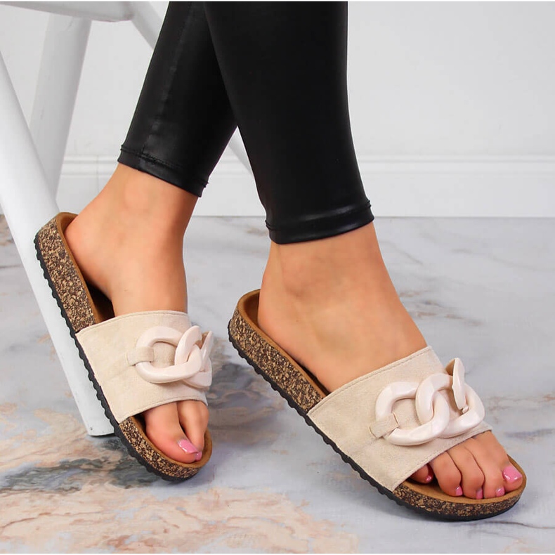 Chaussons Jezzi beiges femme avec chaîne 1