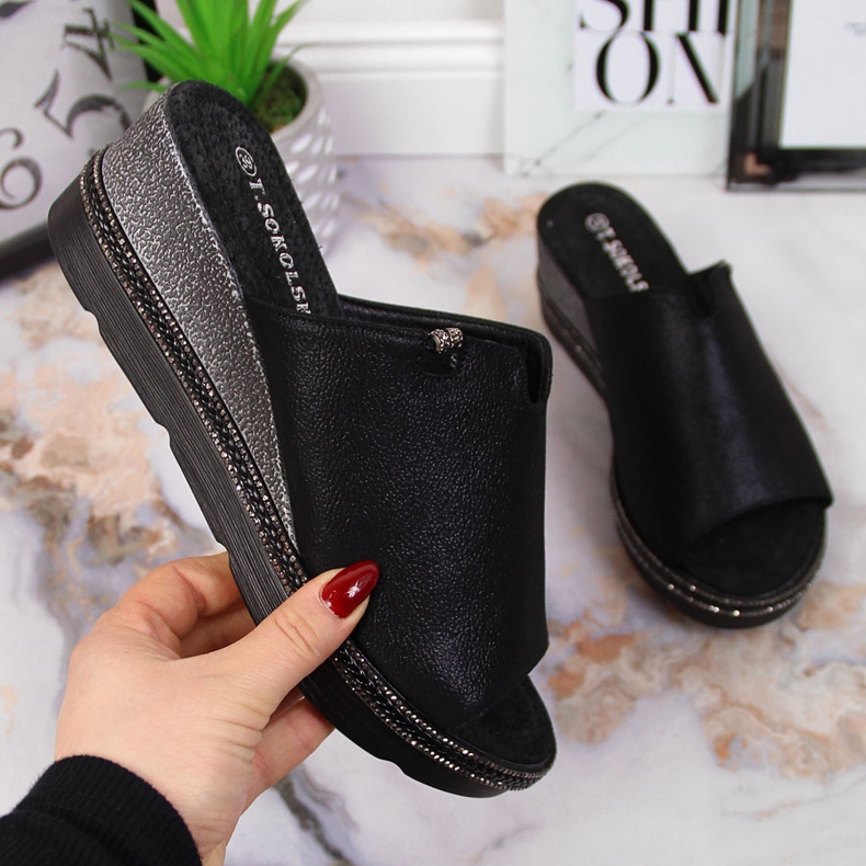 Chaussons femme noirs à talon compensé T.Sokolski le noir 1