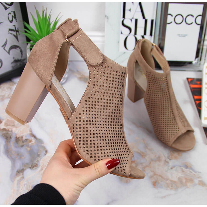 Sandales pour femmes avec velcro beige Sabatina 1