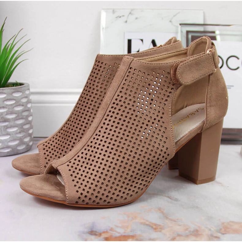 Sandales pour femmes avec velcro beige Sabatina 2