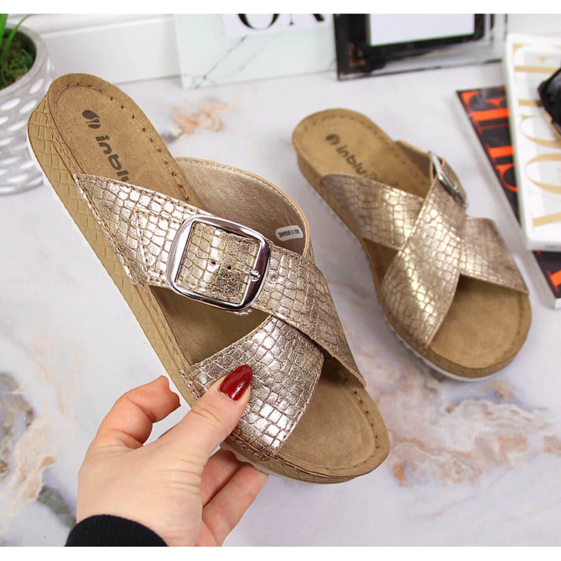 Chaussons femme Inblu dorés à boucle 1