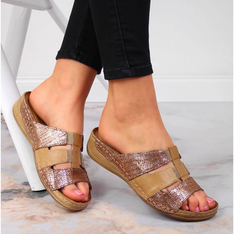 Chaussons en cuir beige et élastique doré Łukbut 1103 1