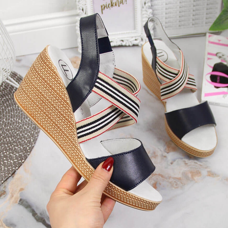 Sandales pour femmes en cuir sur un coin bleu marine Filippo 1