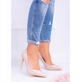 Les pompes aux femmes dans le beige Spitz ont verni 3 Les pompes aux femmes dans le beige Spitz ont verni 3