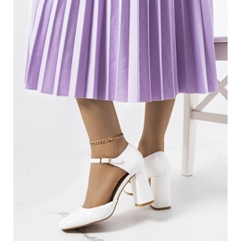 Escarpins blancs sur le post Clément blanche 1 Escarpins blancs sur le post Clément blanche 1