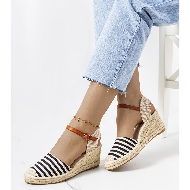 Espadrilles noires sur le compensé Garvan beige 2