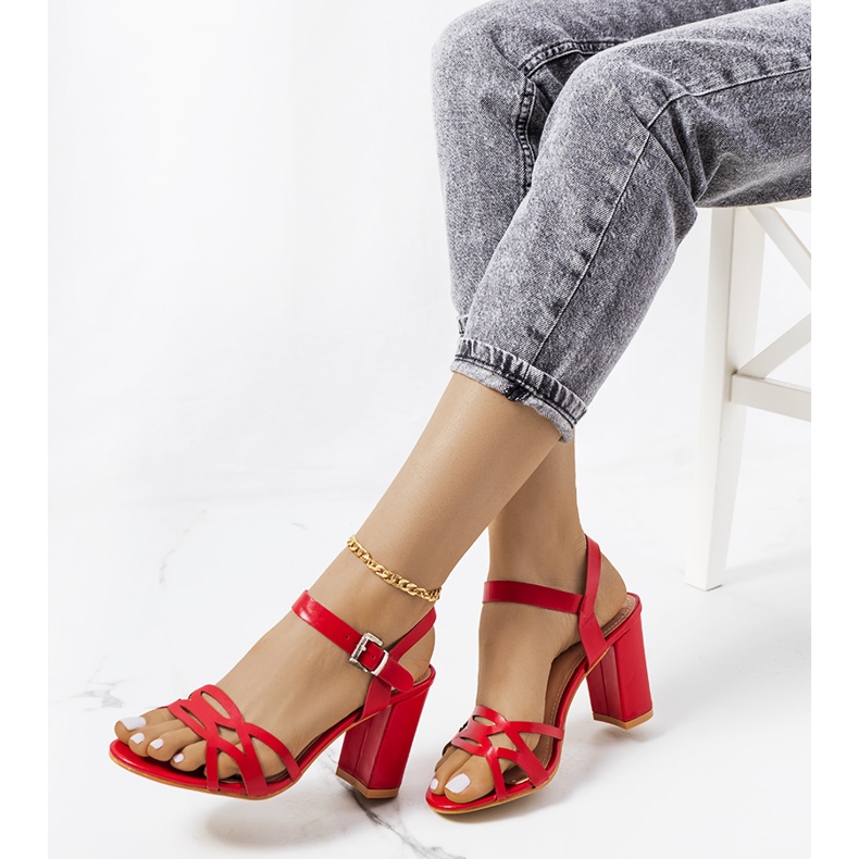 Sandales rouges sur un poteau Dolling 1