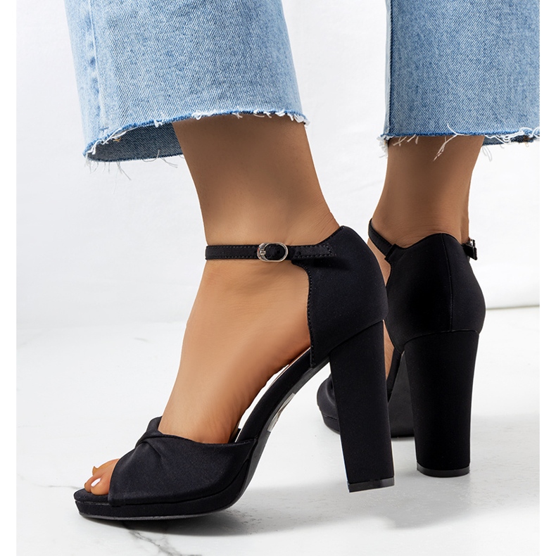 Sandales noires sur le poste de Larana le noir 1