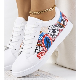 Les baskets blanches de Jokela 1 Les baskets blanches de Jokela 1