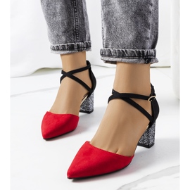 Escarpins rouges et noirs sur le poteau Kittie 1