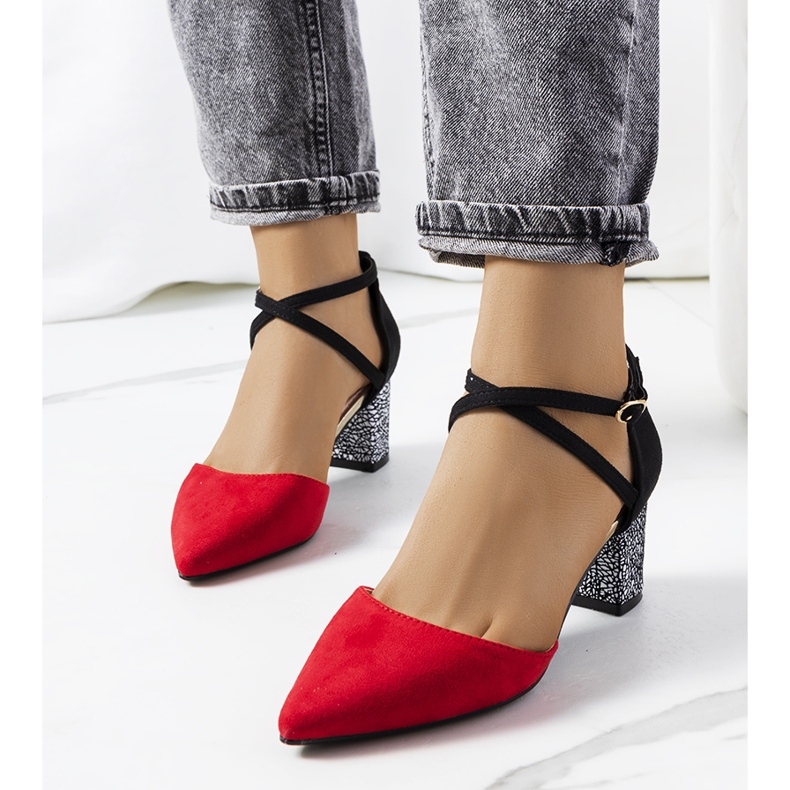 Escarpins rouges et noirs sur le poteau Kittie 1