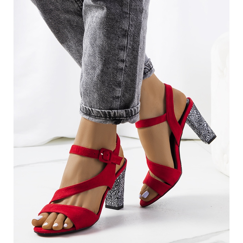 Sandales rouges sur un poste de Murdock 1