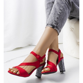 Sandales rouges sur un poste de Murdock 2