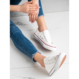 TRENDI Des baskettes blanches 1