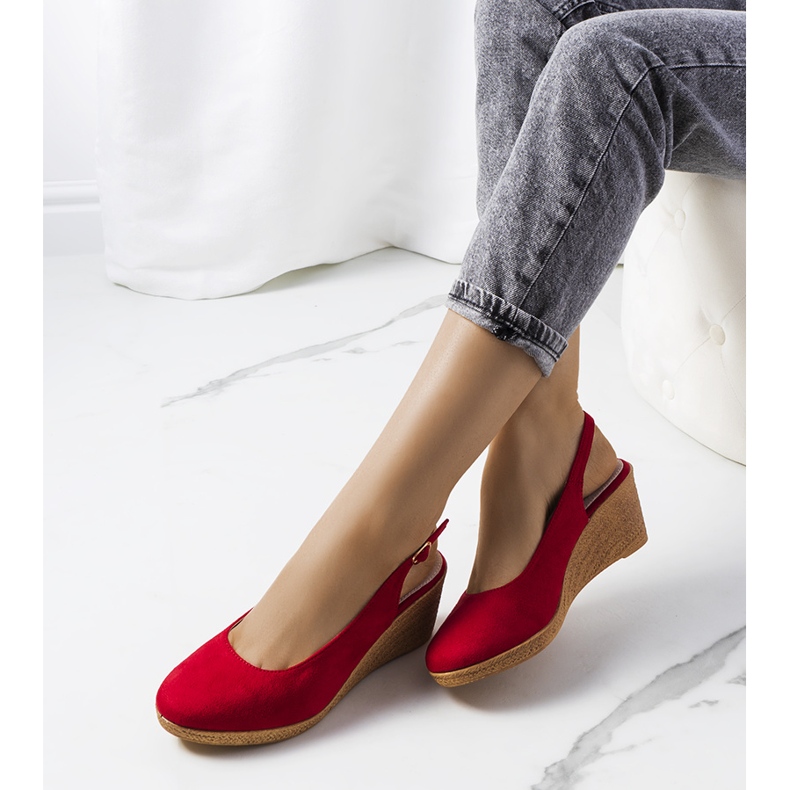 Espadrilles rouges sur le coin Ribeiro 1