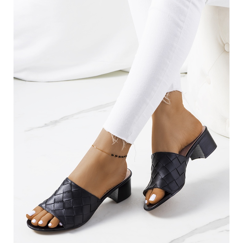 Chaussons tressés noirs sur le poteau de Svila le noir 1