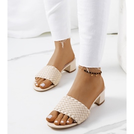 Chaussons tressés beiges sur la poste de Verdun 1