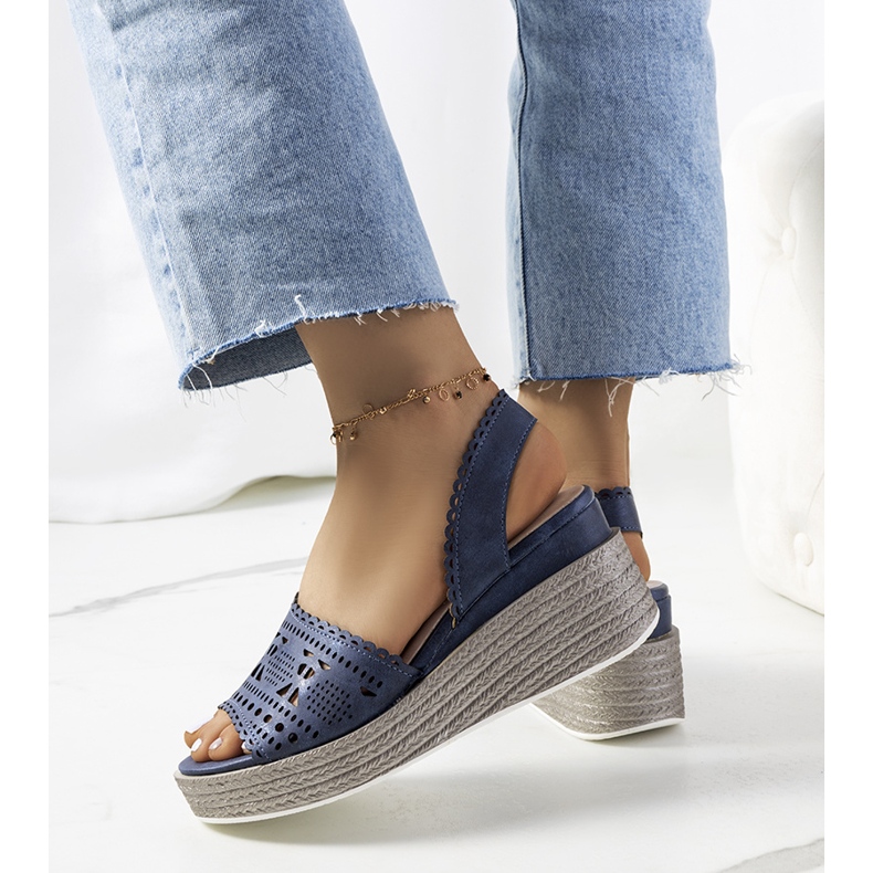 Sandales bleu marine ajourées sur une Bible compensée 2