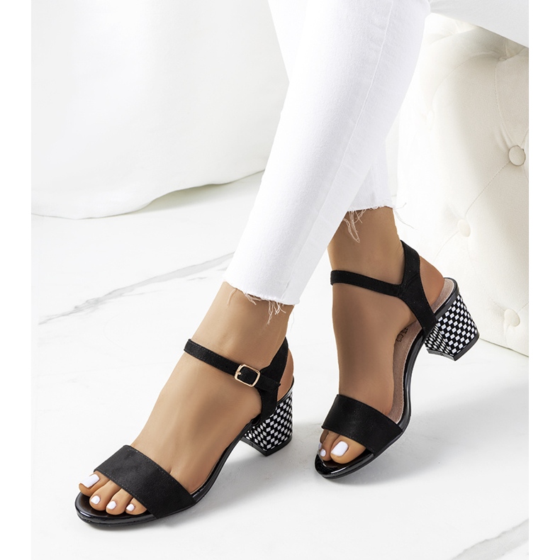 Sandales noires sur un poteau de Harbin 1