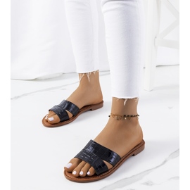 Les élégants chaussons noirs de Mila 1