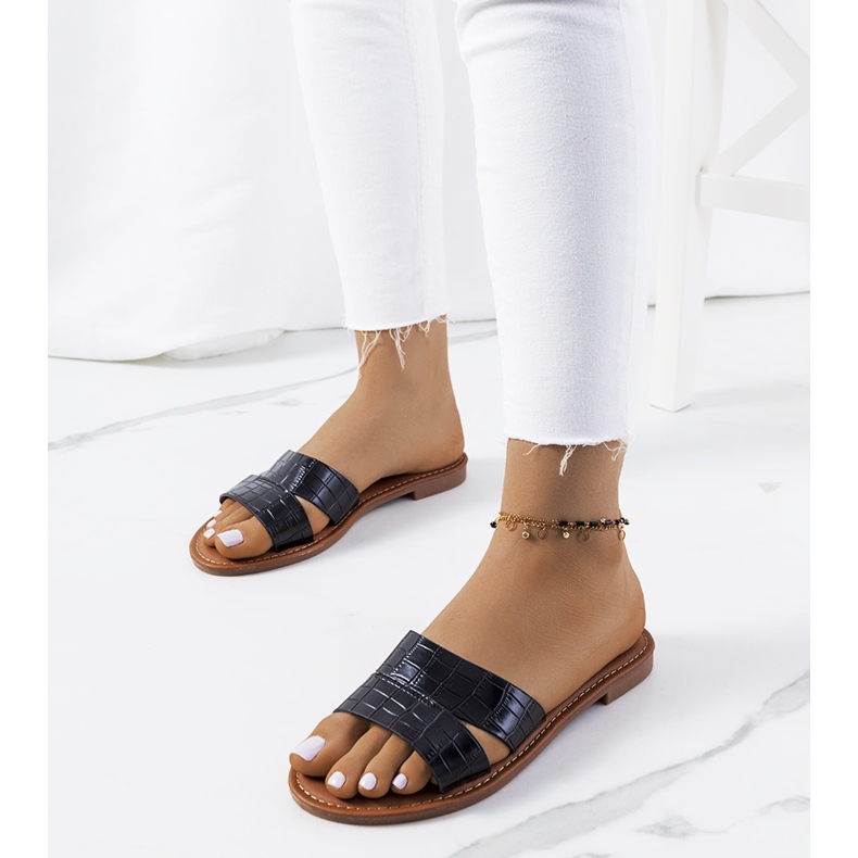 Les élégants chaussons noirs de Mila 1