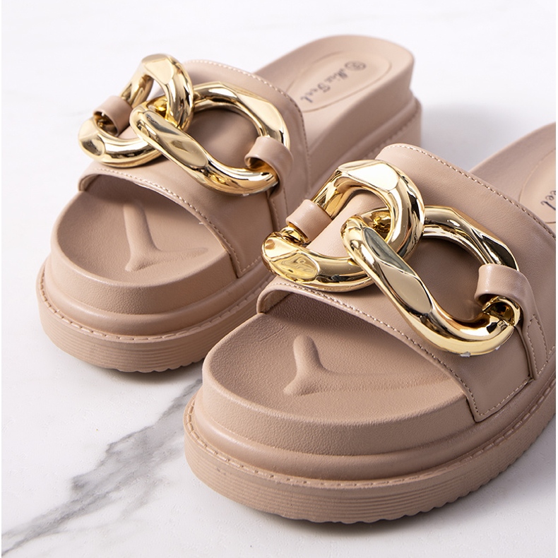 Babouches beiges sur la plateforme Berloz 1